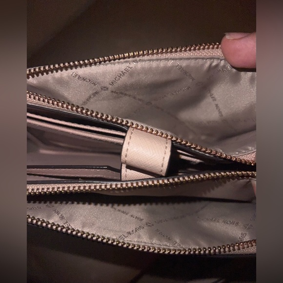 Micheal Kors Smartphone Wallet - Picture 4 of 6